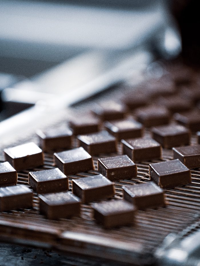 Chocolats en sortie d'enrobage, atelier Geoffrey Gil