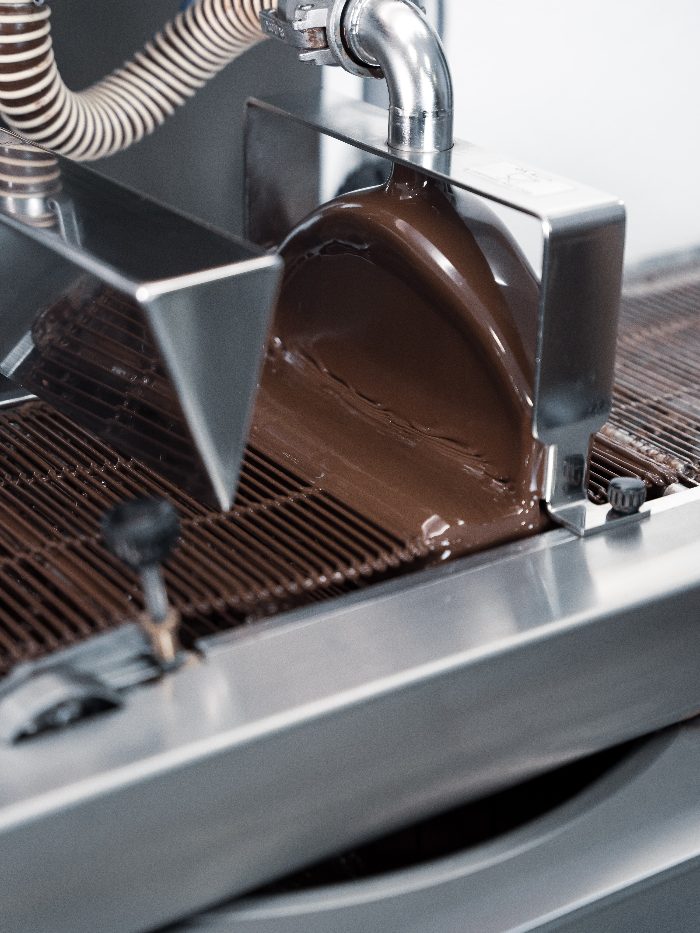 Chocolat en cours de tempérage dans notre atelier